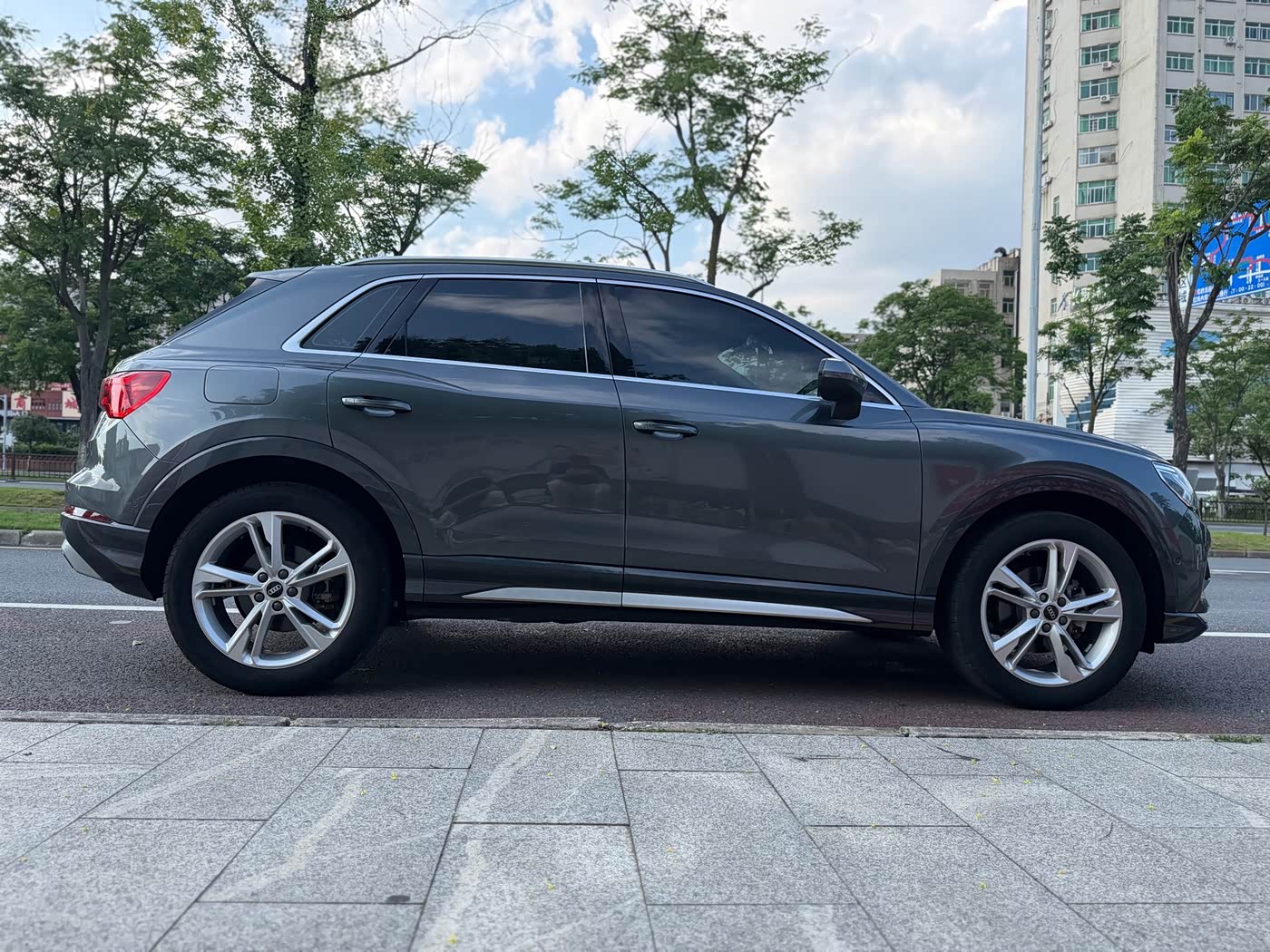 Audi Q3 1.4 л 2022 г. Серебристо-серый, пробег 30000 км
