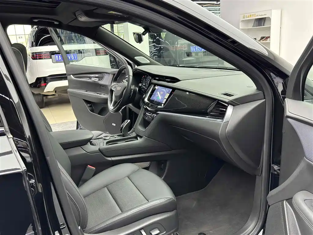 Cadillac XT6 2025 2.0T мест Luxury Executive