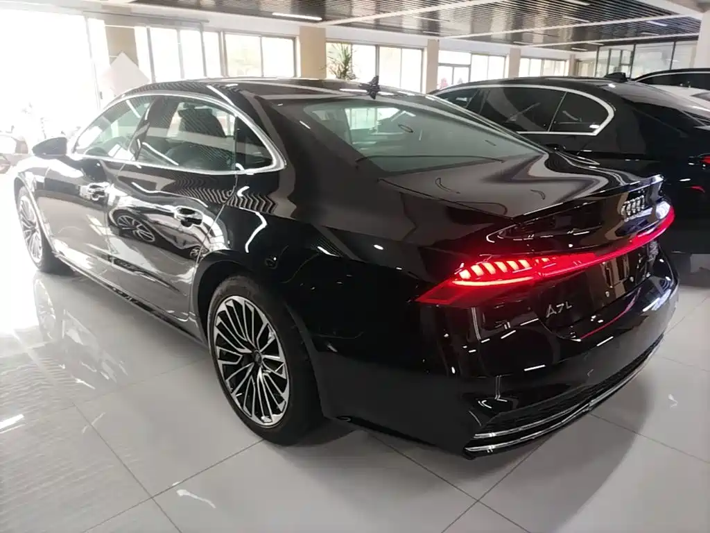 Заказать Audi A7L 2026 года за 6 668 866 ₽  из Китая