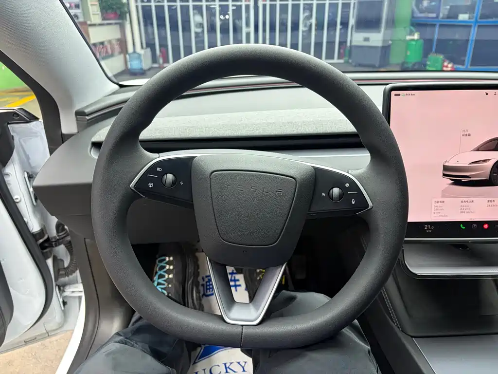 Tesla Model 3 — миниатюра 10