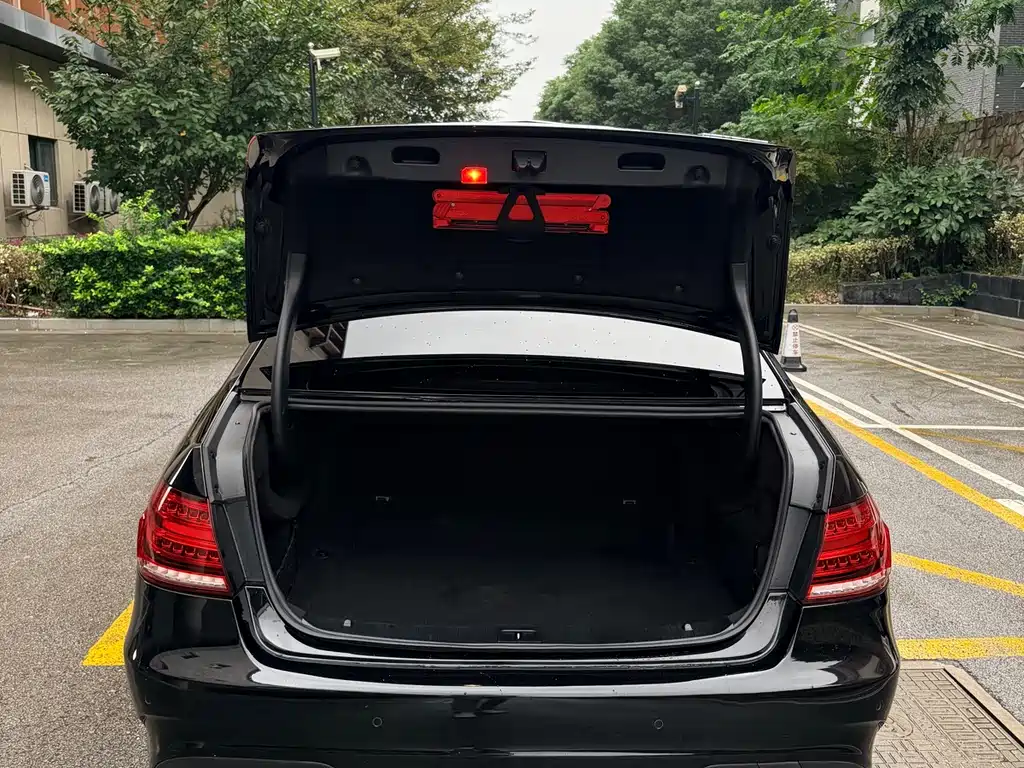 Mercedes-Benz E-Class — миниатюра 10