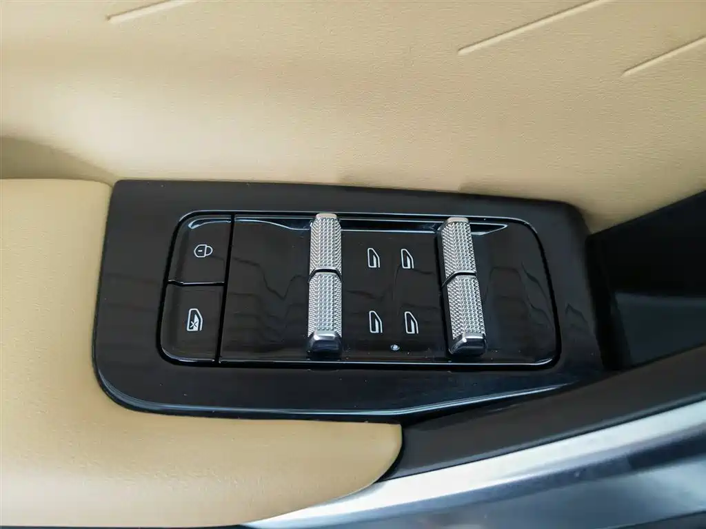 Geely Boyue L L 2023 1.5TD DCT Luxury