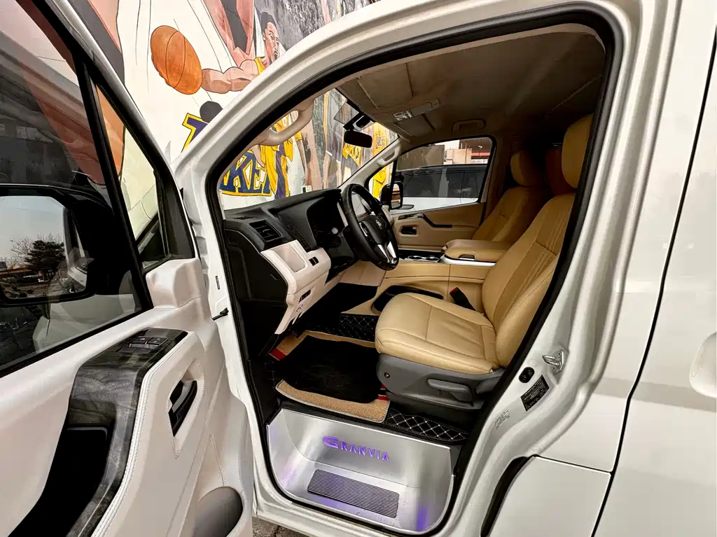 Toyota Granvia 2023 3.5L AT