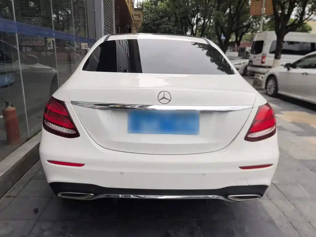 Mercedes-Benz E-Class — миниатюра 6