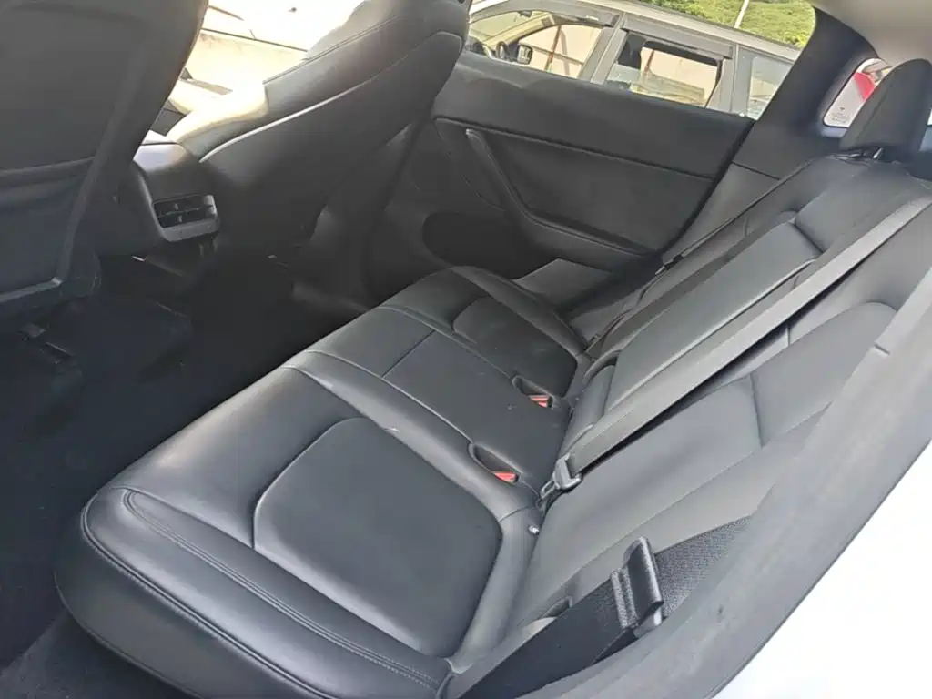 Tesla Model Y — миниатюра 17
