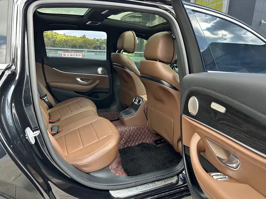 Mercedes-Benz E-Class — миниатюра 32