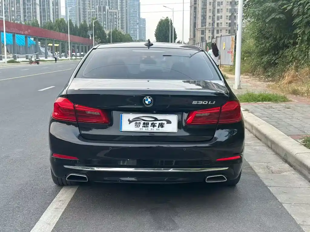 BMW 5 Series — миниатюра 8