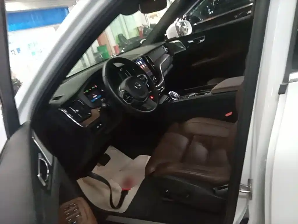 Volvo XC60 PHEV — миниатюра 15