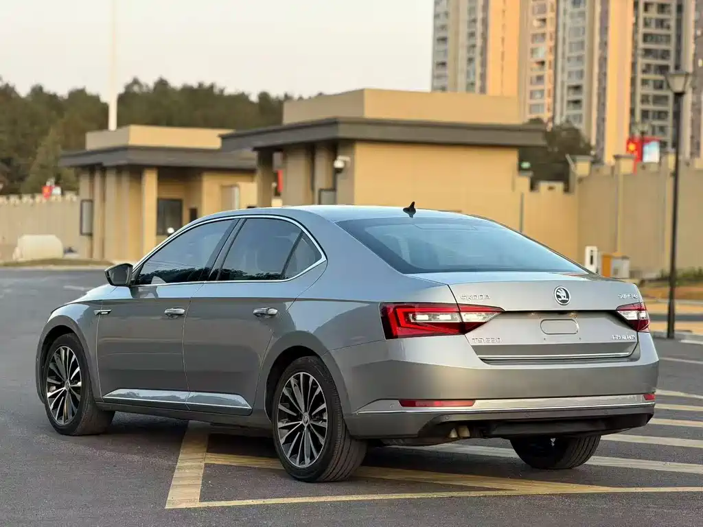 Skoda Superb — миниатюра 12