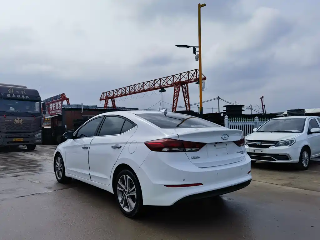 Hyundai Elantra - фото 6