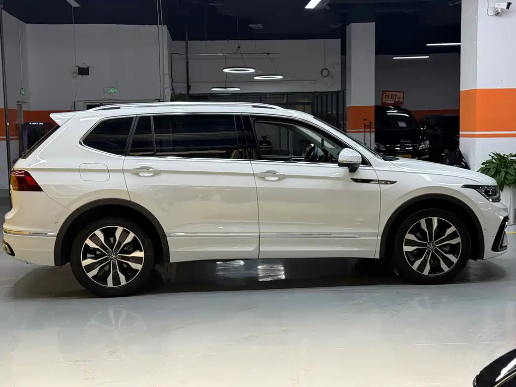 Volkswagen Tiguan L L 2022 330TSI AT R-Line
