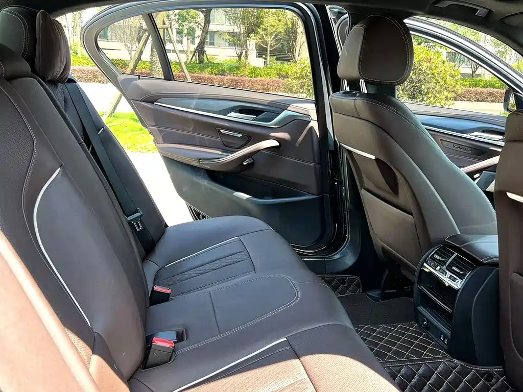 BMW 5 Series — миниатюра 8