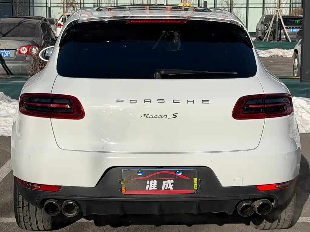 PORSCHE MACAN