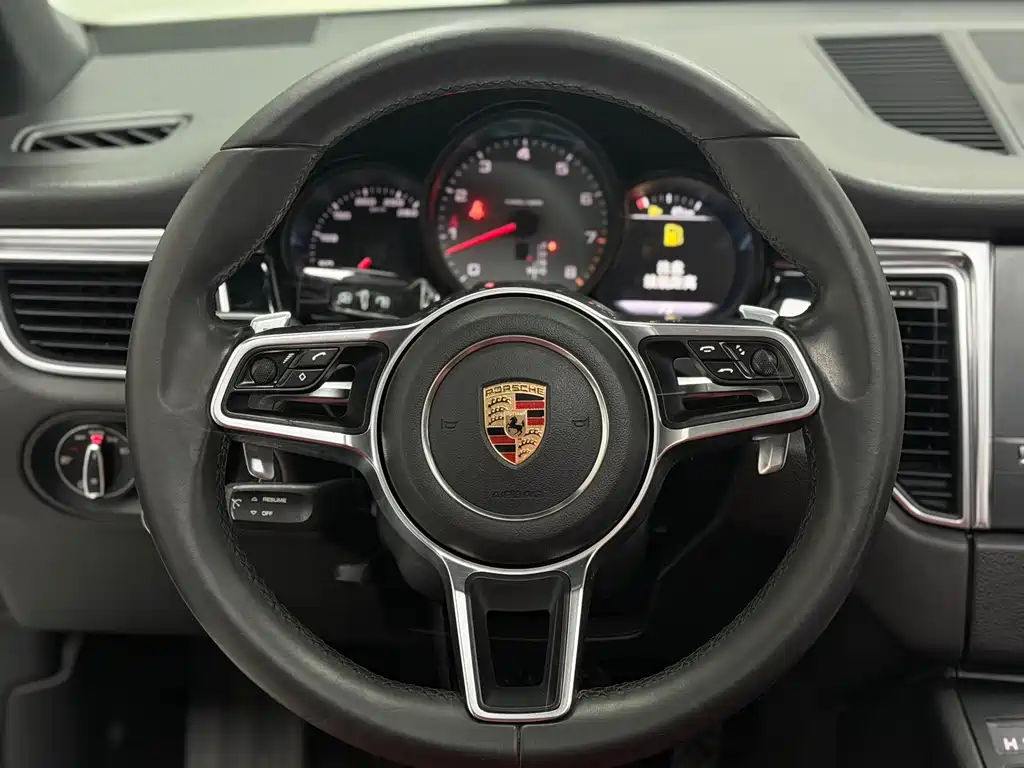 PORSCHE MACAN