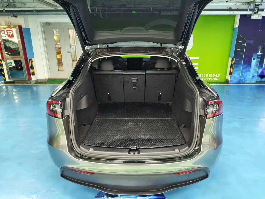 Tesla Model Y — миниатюра 18
