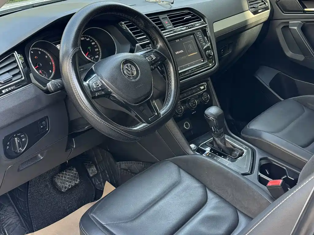 VOLKSWAGEN TIGUAN L