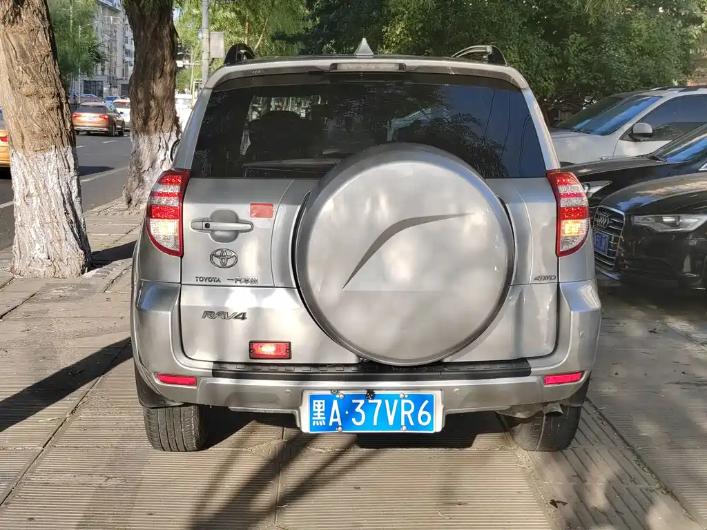 Toyota RAV4 — миниатюра 5