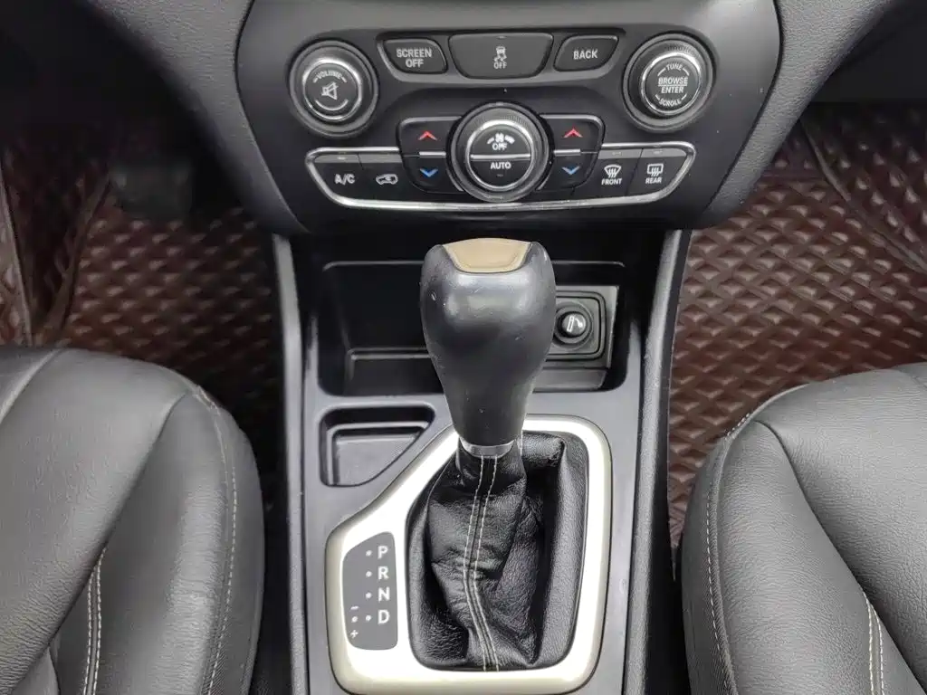 Jeep Cherokee — миниатюра 13