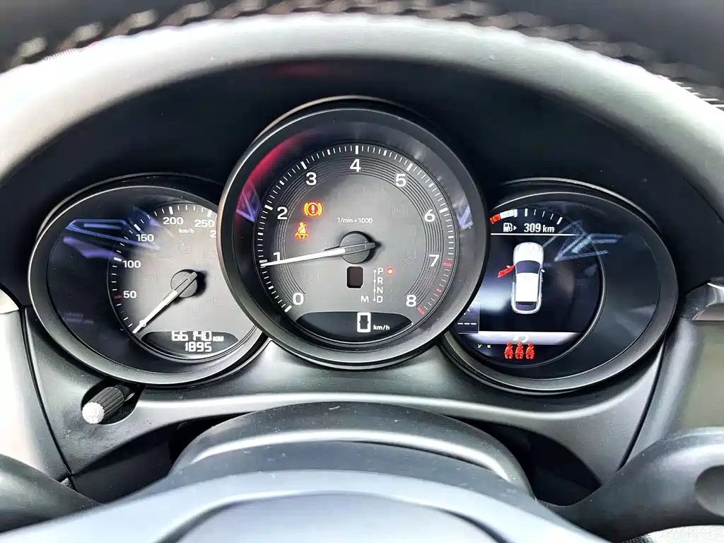 Porsche Macan — миниатюра 9