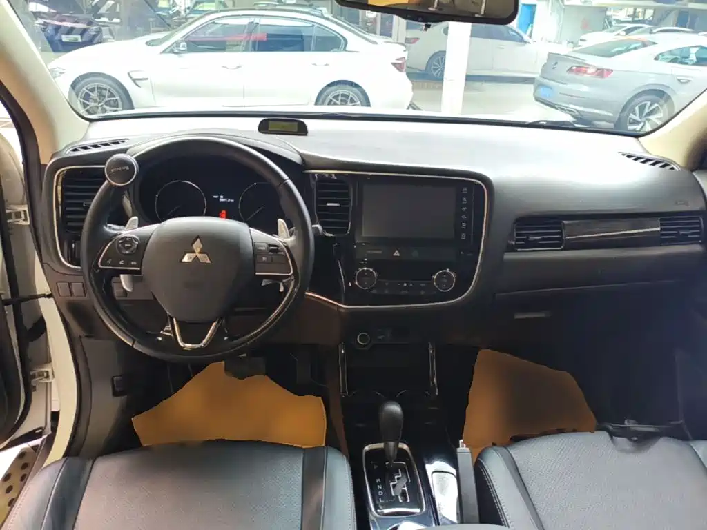 Mitsubishi Outlander — миниатюра 10