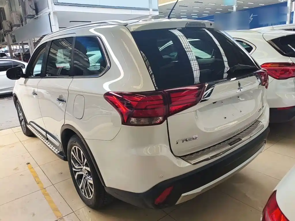 Mitsubishi Outlander — миниатюра 5