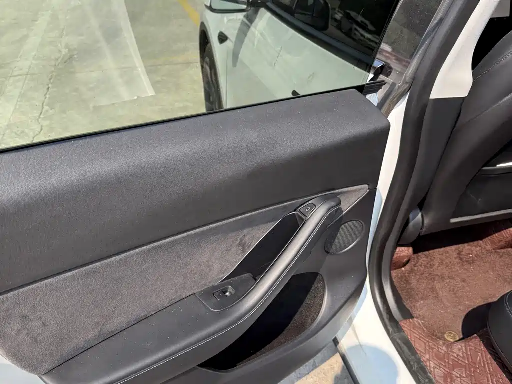Tesla Model Y — миниатюра 9