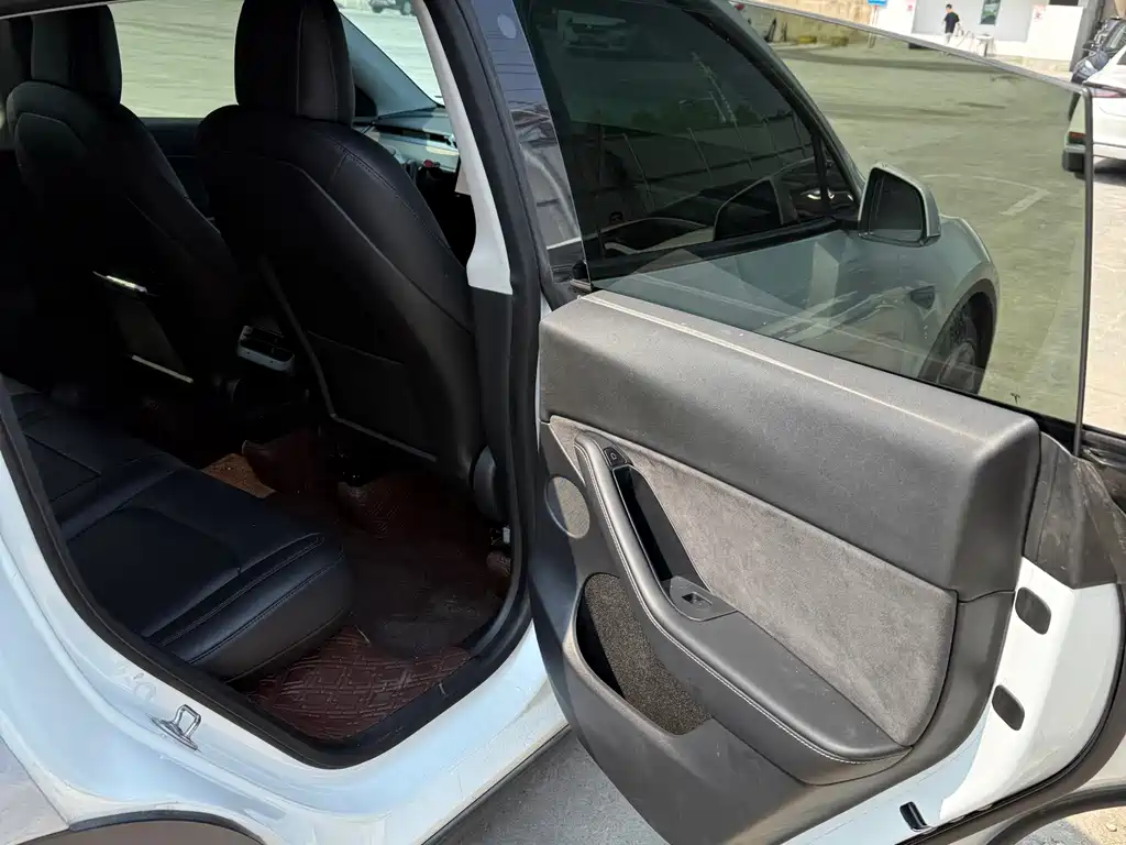 Tesla Model Y — миниатюра 12