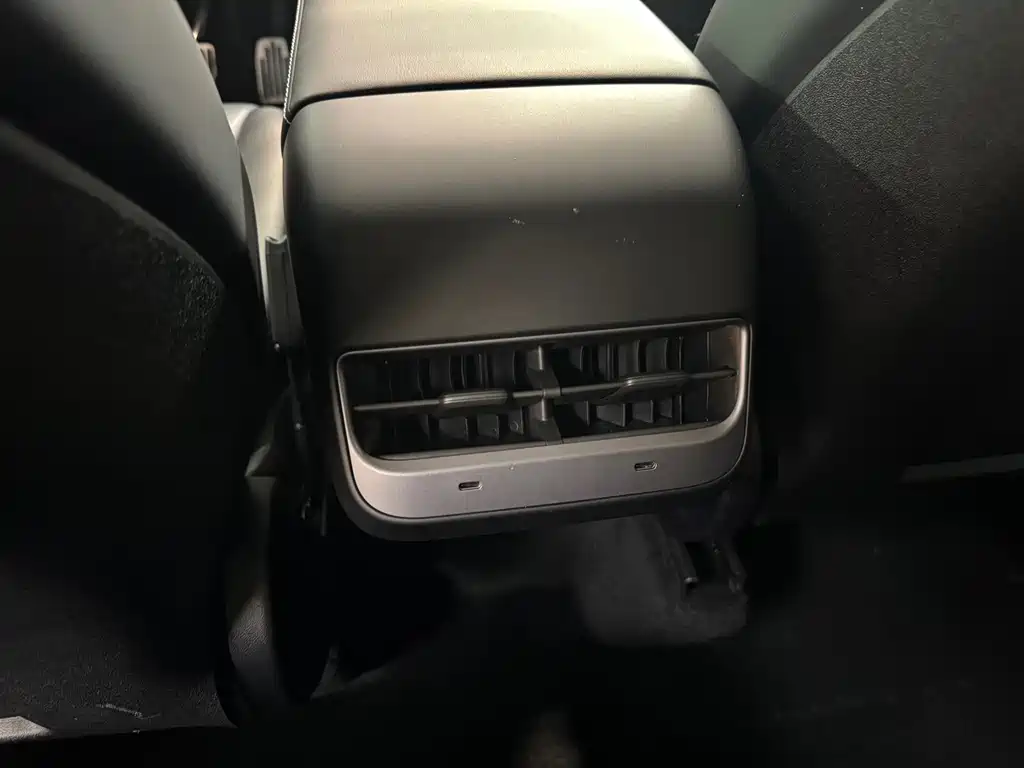 Tesla Model Y — миниатюра 10