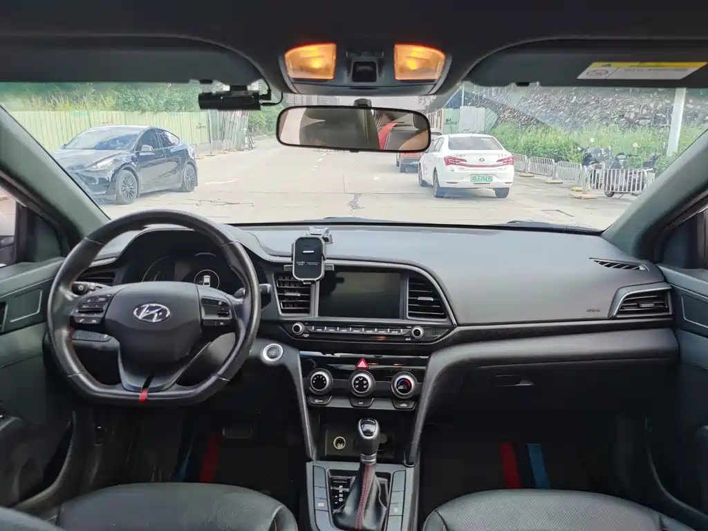 Hyundai Elantra — миниатюра 8