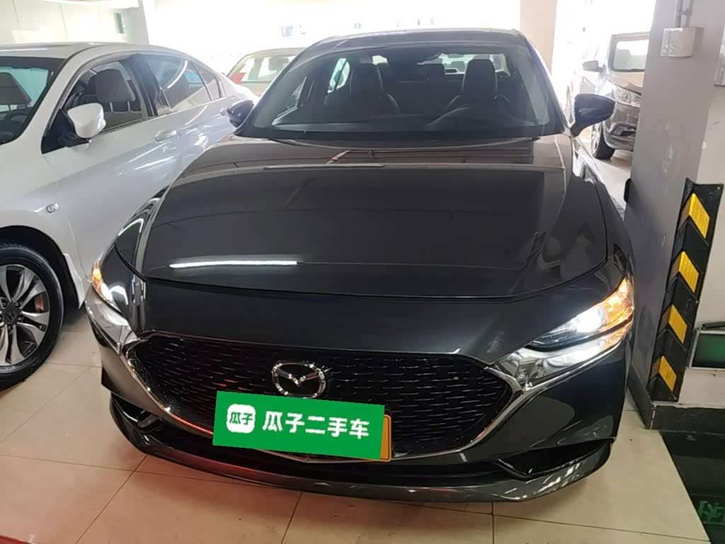 Mazda Mazda3 Axela 2.0 л 2021 г. Серебристо-серый, пробег 34700 км