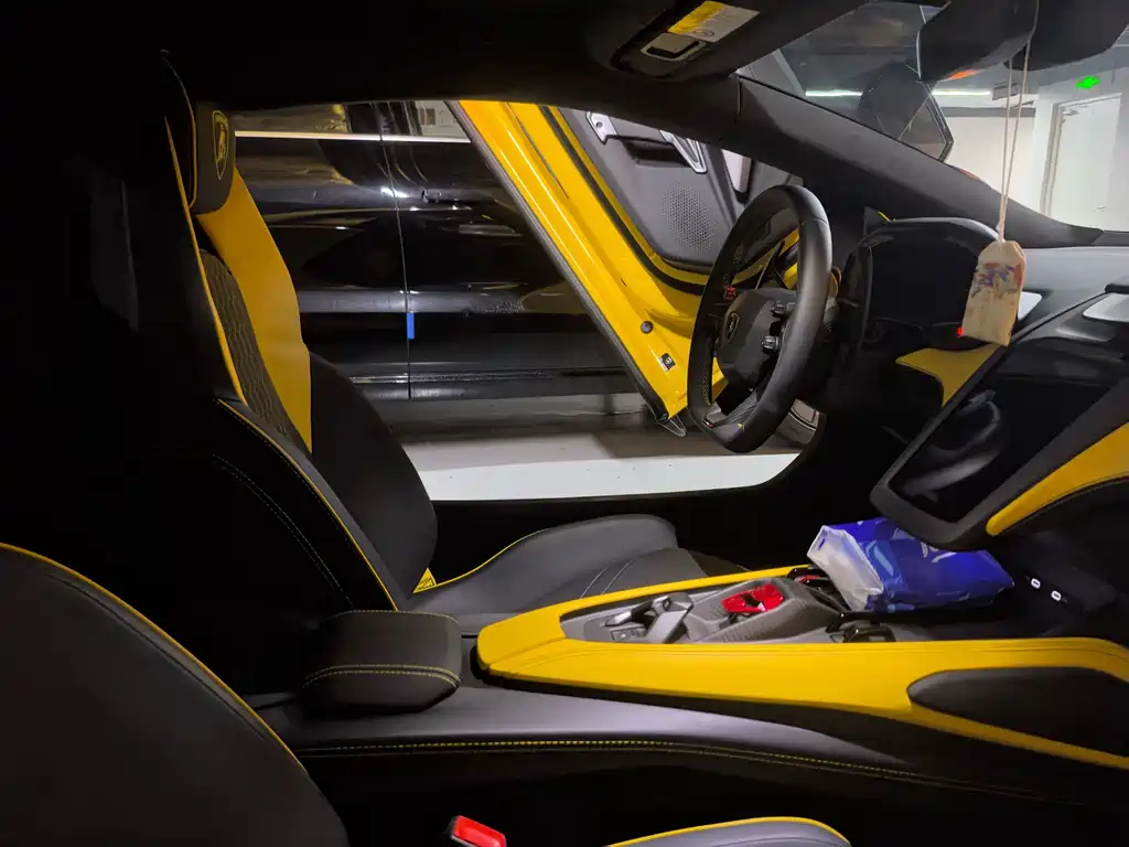 LAMBORGHINI REVUELTO