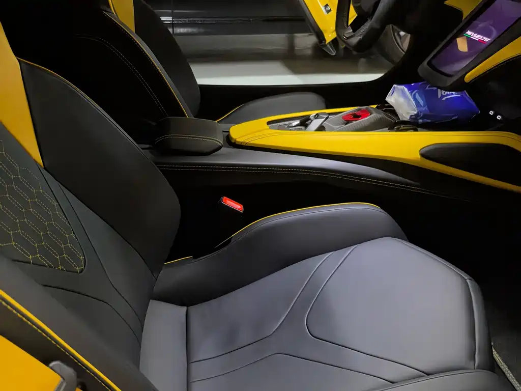 LAMBORGHINI REVUELTO