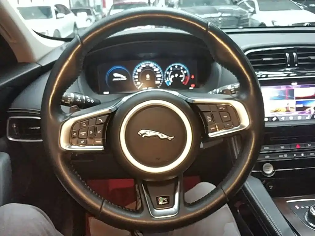 Jaguar F-PACE — миниатюра 11
