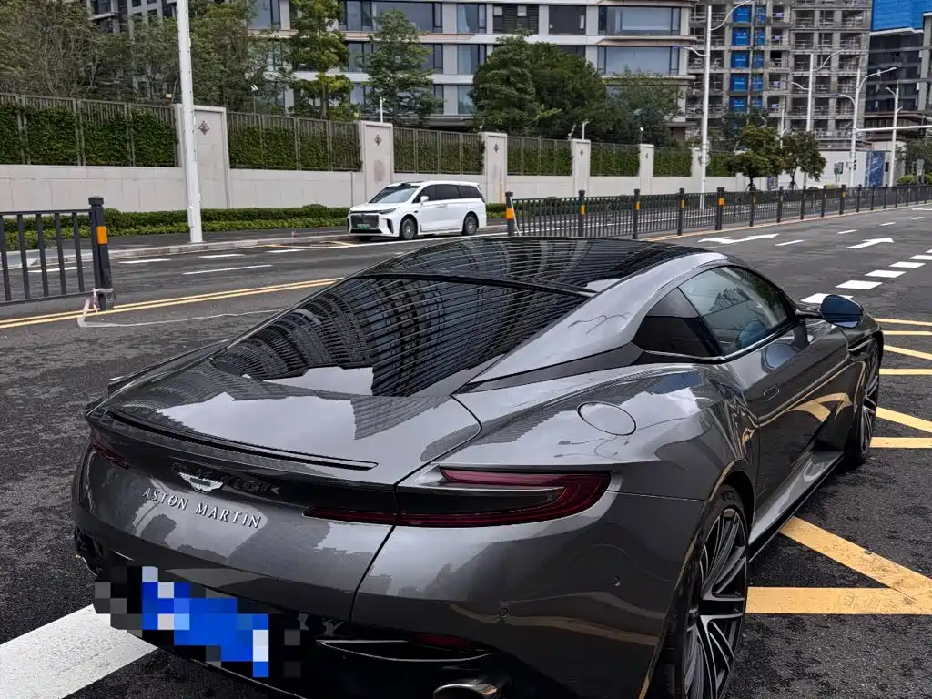 Aston Martin DB12 — миниатюра 2