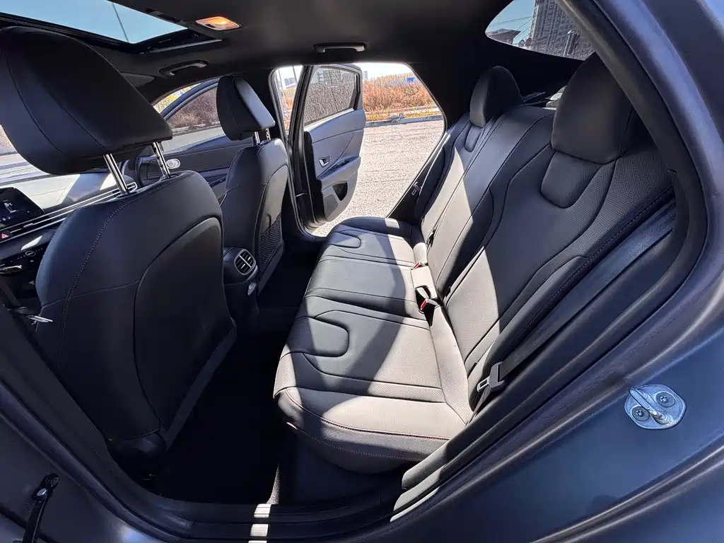 Hyundai Elantra — миниатюра 10
