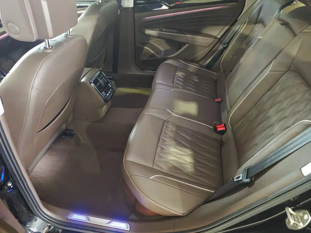 Volkswagen Passat PHEV — миниатюра 9