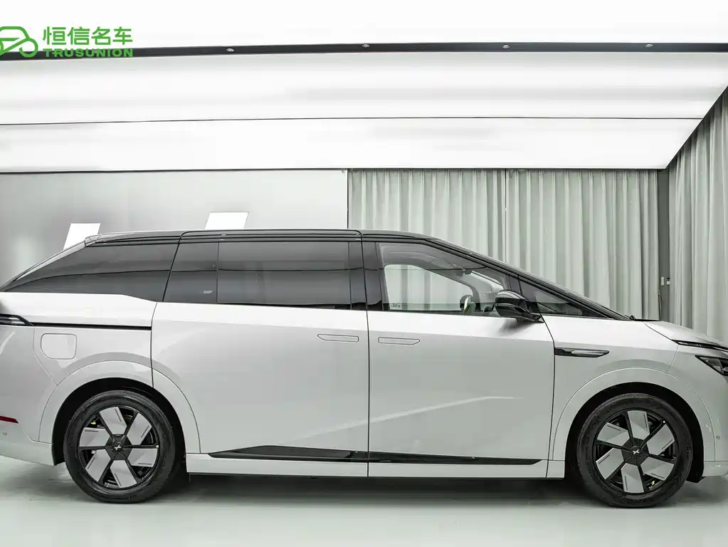 XPeng X9 — миниатюра 2