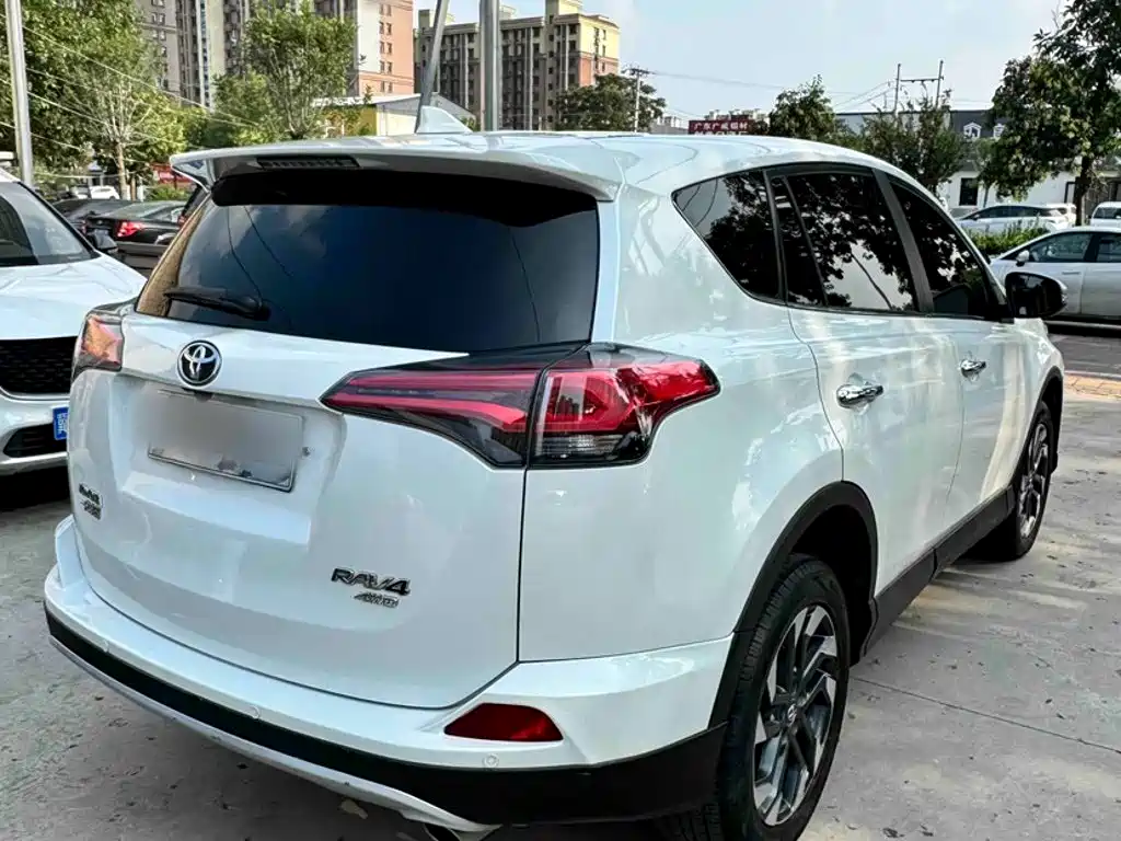 Toyota RAV4 — миниатюра 7