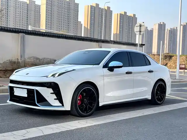 Lynk & Co 03