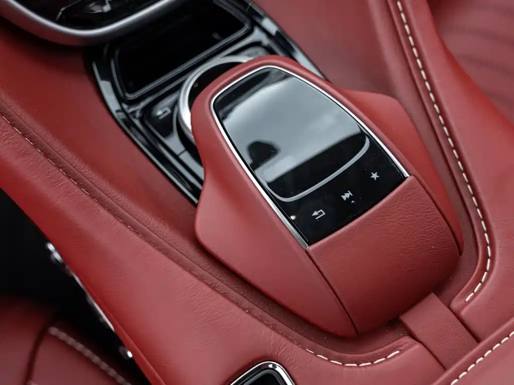 Aston Martin DB11 — миниатюра 8