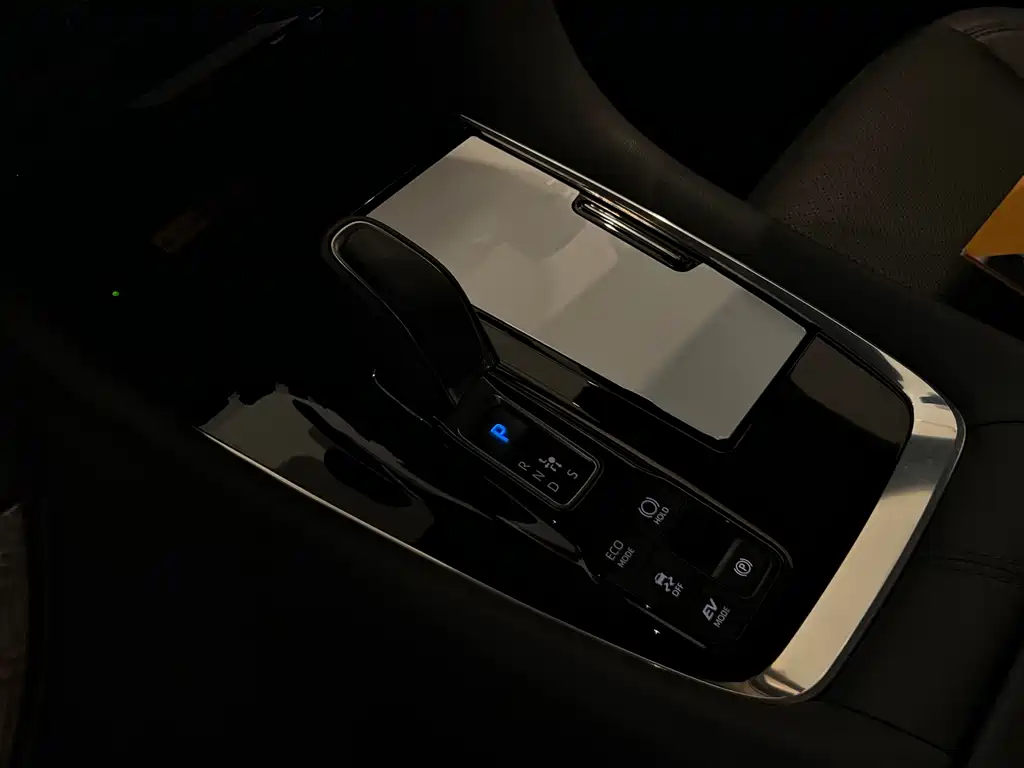 Toyota Alphard — миниатюра 13