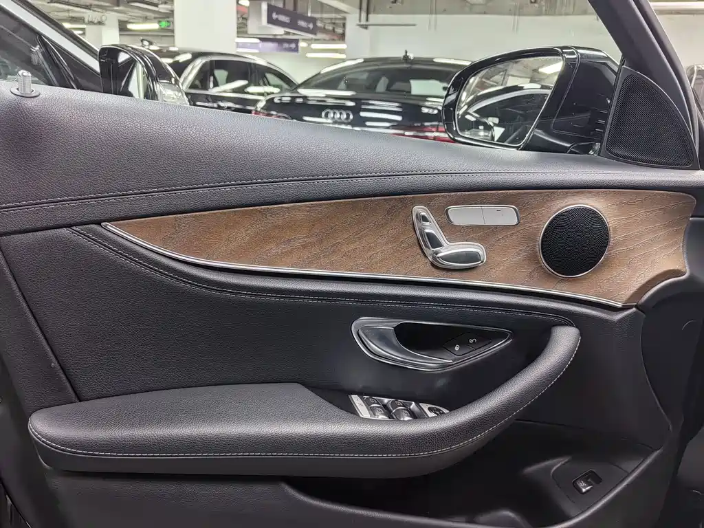 Mercedes-Benz E-Class — миниатюра 11