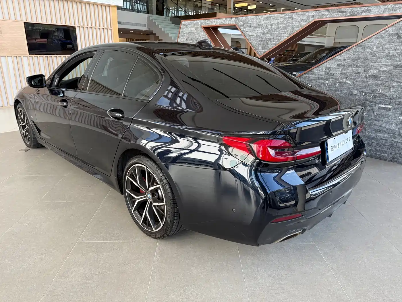 BMW 5 series 2022 Черный из Китая, фото 3