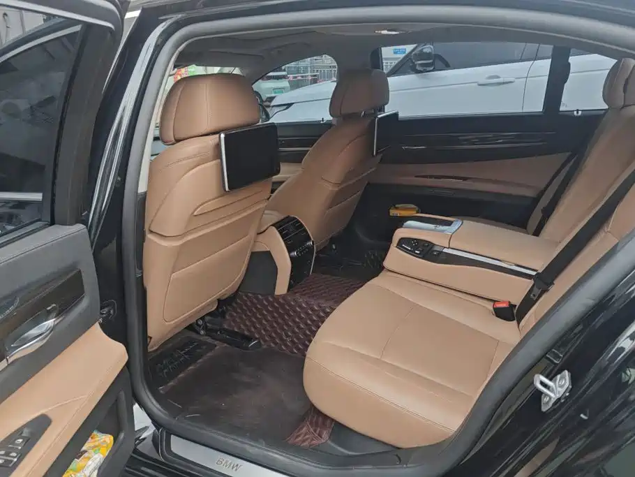 BMW 7 Series — миниатюра 11