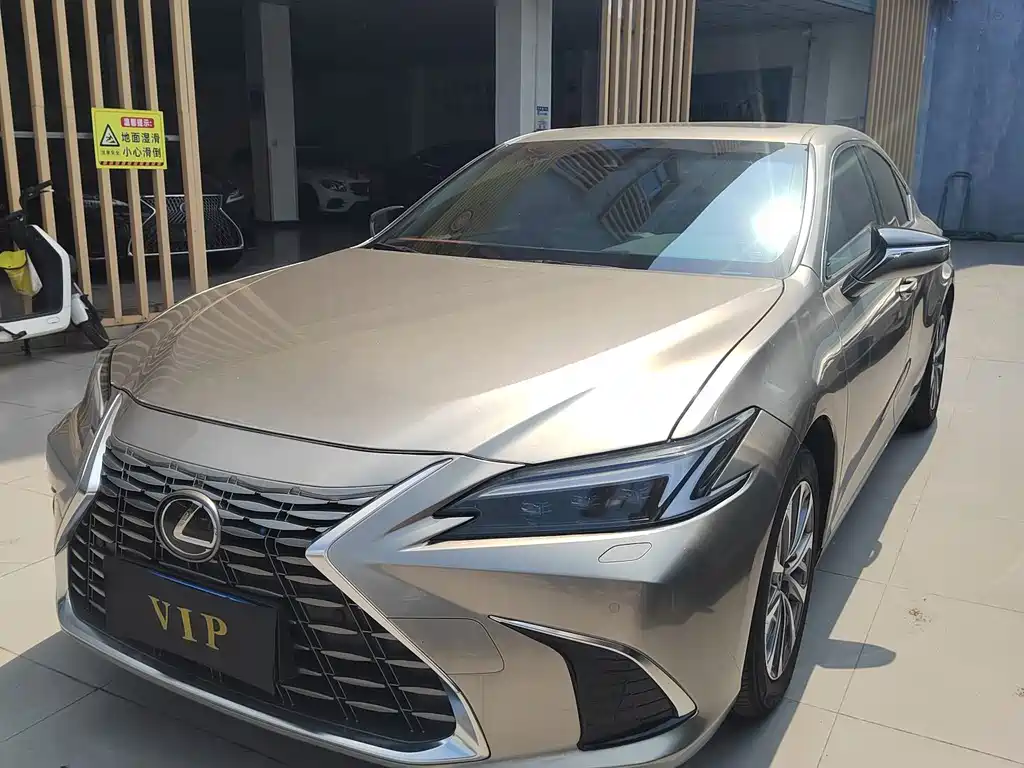 2025 Lexus ES - zdjęcie 1 z 9