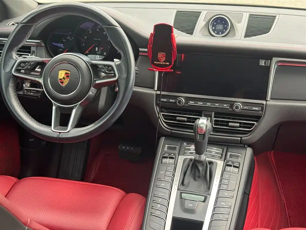 PORSCHE MACAN