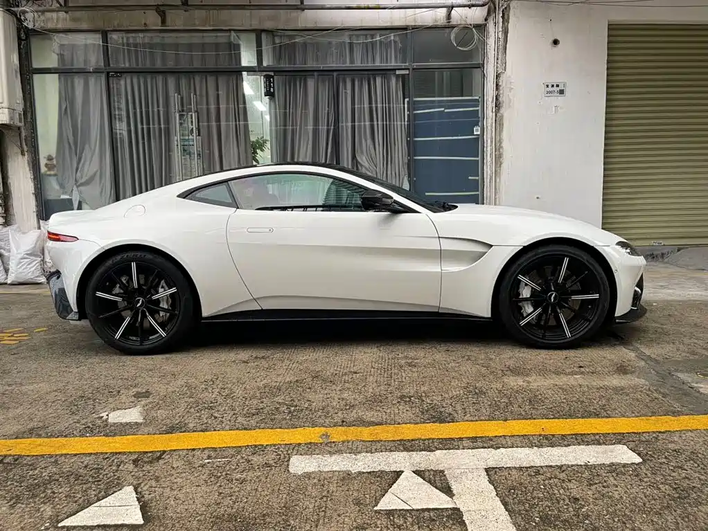 Aston Martin V8 Vantage — миниатюра 6