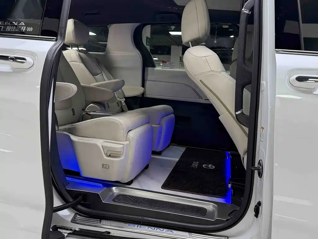 Toyota Sienna — миниатюра 24