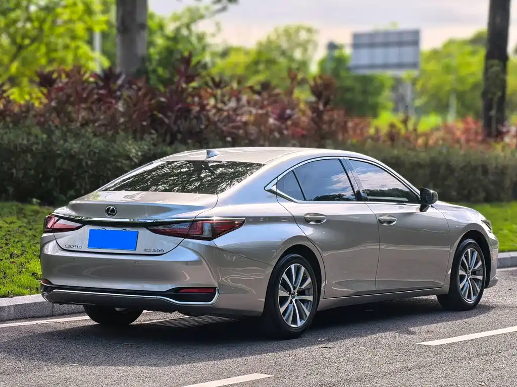 Lexus ES — миниатюра 13