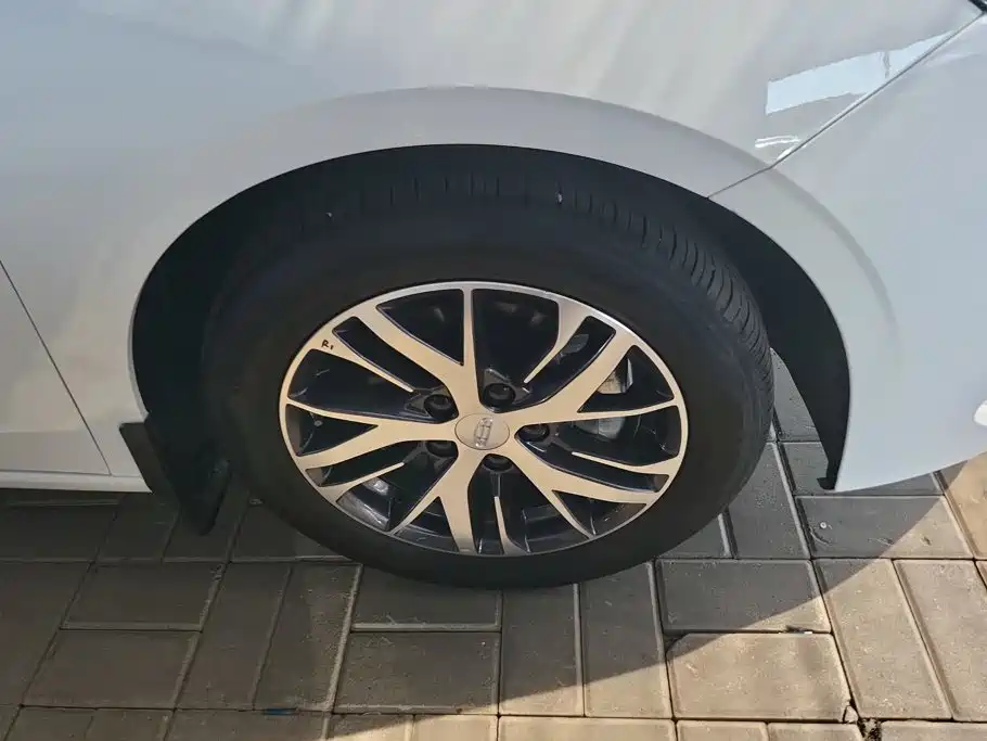 Geely Emgrand — миниатюра 6